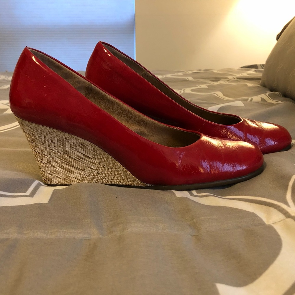 Aerosoles Plum Tree Red patent leather wedges sz 9
